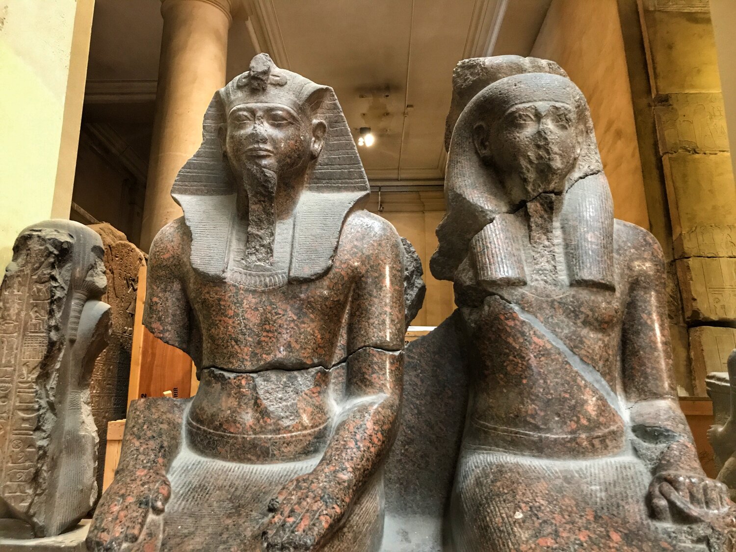Estatuas reales sedentes en el Museo Egipcio de El Cairo