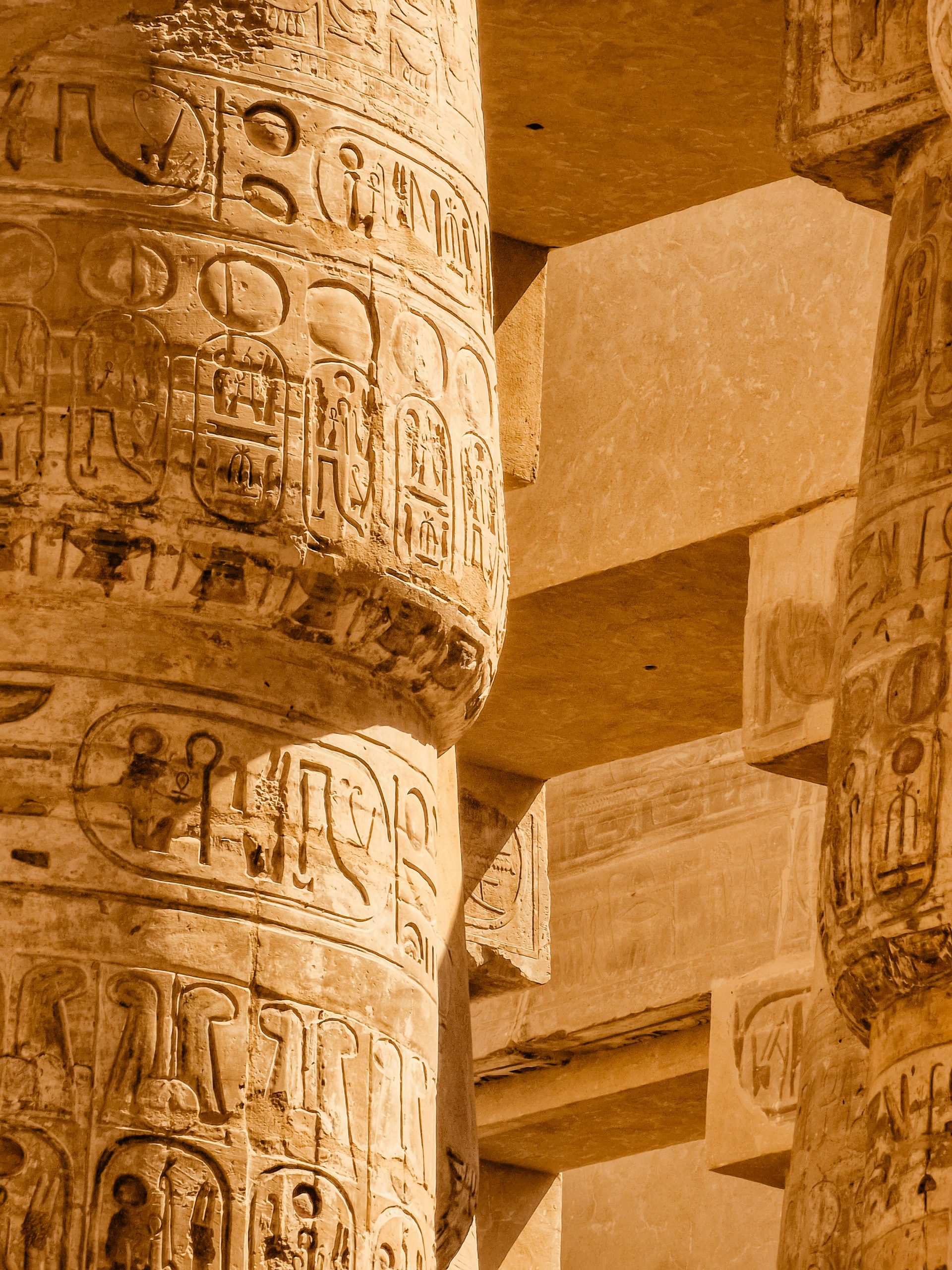 Columnas grabadas de la sala hipóstila de Karnak