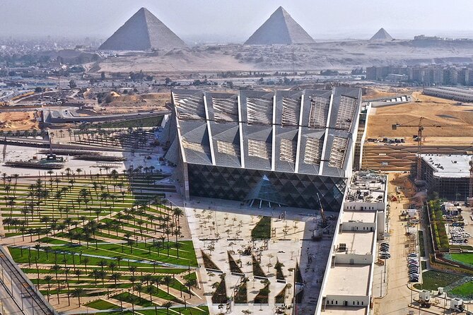 El Gran Museo Egipcio frente a las pirámides de Giza