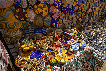Zoco de Aswan con puestos de especias y artesanía nubia