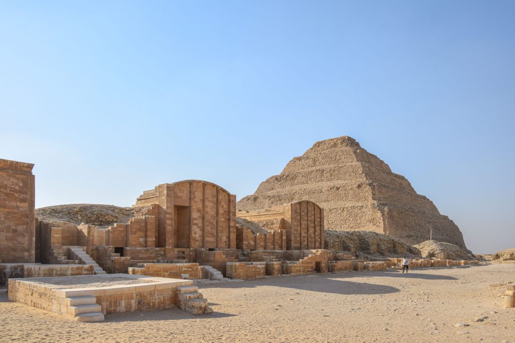 Columnata de entrada del complejo de Zoser, necropolis de Menfis en Saqqara