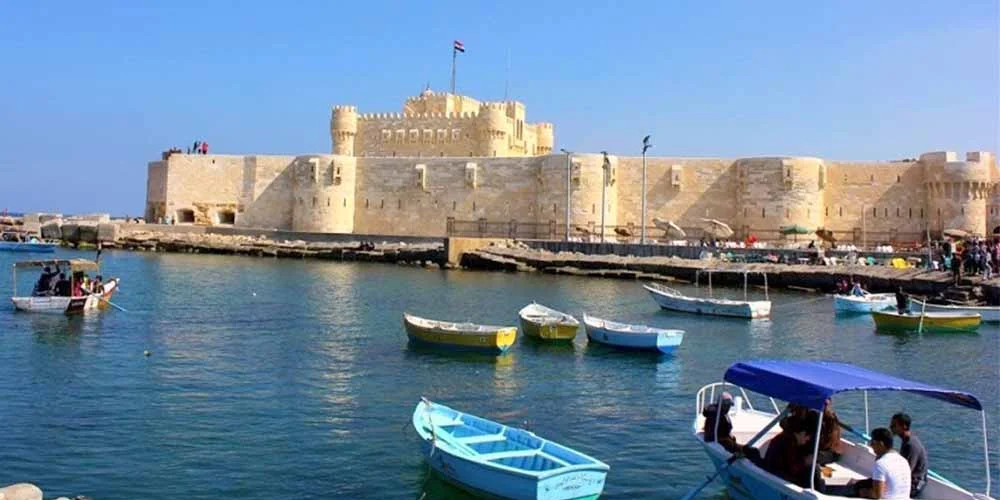 Puerto de Alejandría sobre el Mediterráneo, uno de los grandes puertos de Egipto con su corniche