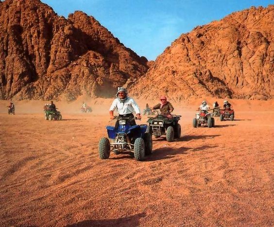 Campamento montado para pasar la noche durante un safari en el desierto de Egipto