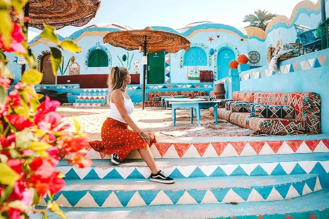 Pueblo nubio tradicional en Aswan con fachadas pintadas