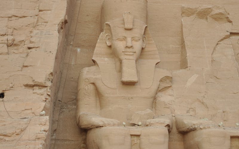 Coloso de Ramsés II tallado en la roca