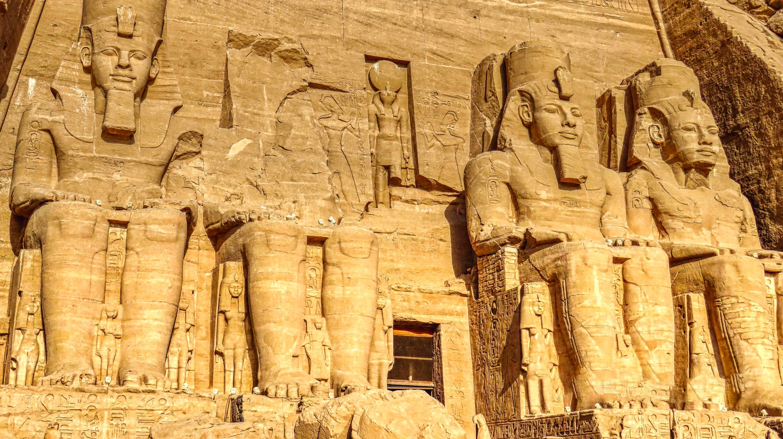 Los cuatro colosos de Ramsés II en Abu Simbel el 22 de octubre de 2026, día de la alineación solar