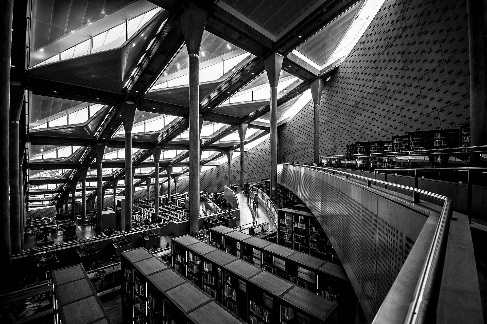 Bibliotheca Alexandrina inaugurada en 2002, homenaje a la gran biblioteca ptolemaica