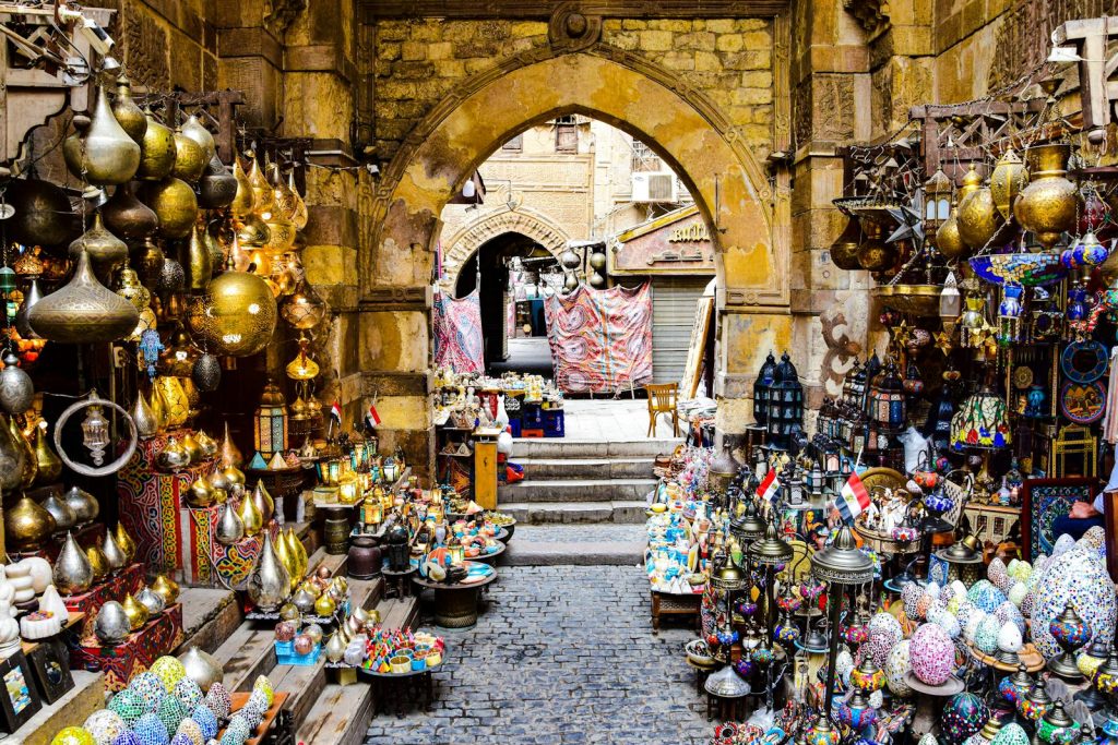 Artisanat egyptien dans le bazar Khan el-Khalili lanternes et souvenirs
