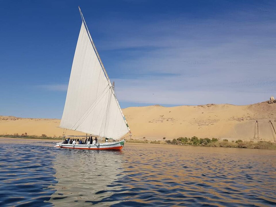 Travesía del Nilo en barca hacia la isla de Agilkia desde el embarcadero de Shellal