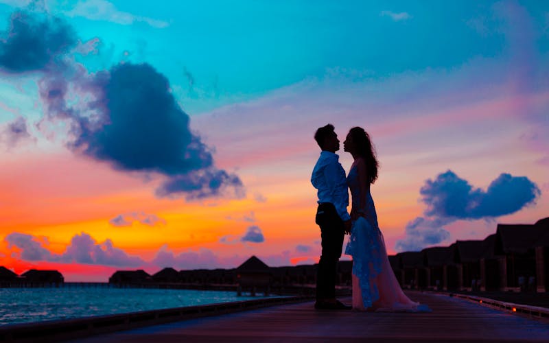 Pareja romantica al atardecer