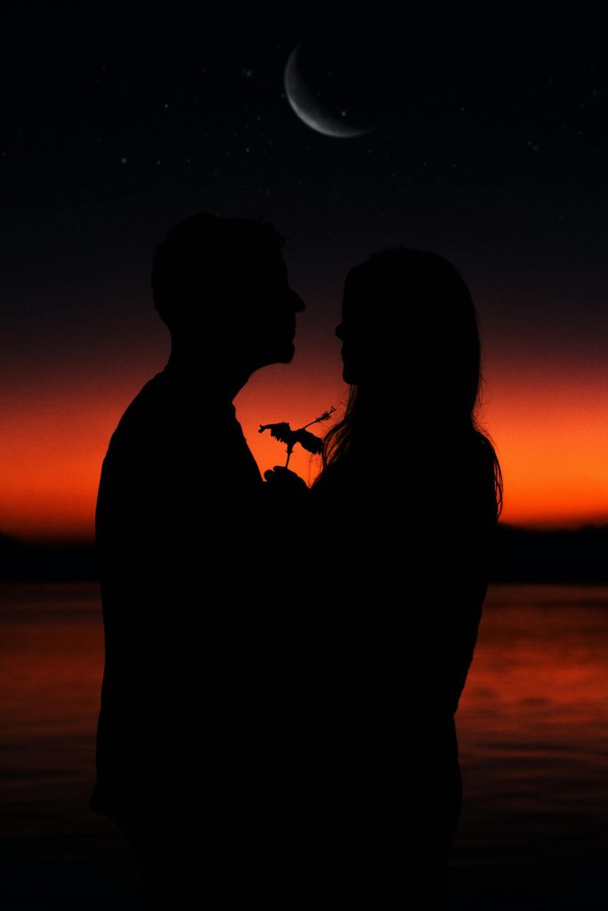 Silhouette d'un couple romantique au coucher du soleil sur le Nil