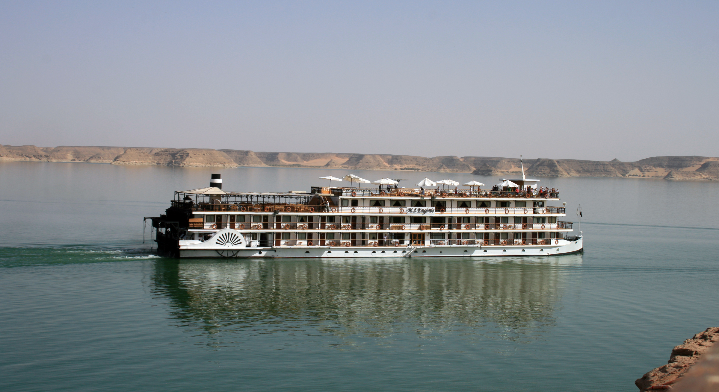 Familia de viaje en Egipto en las piramides de Guiza durante las vacaciones de verano de agosto de 2026