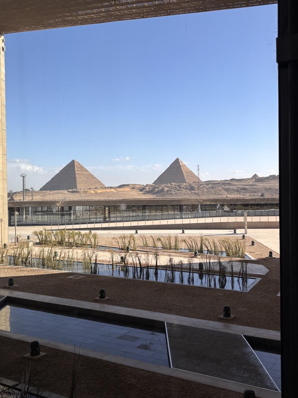 Las pirámides de Giza desde el Gran Museo Egipcio, hogar del tesoro de Tutankamón