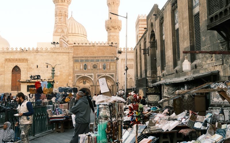 Calle Al-Muizz en El Cairo islámico, patrimonio de la UNESCO y corazón espiritual