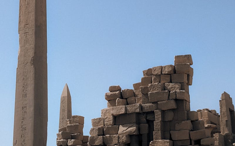 Obelisco del templo de Karnak en noviembre de 2026, luz dorada y condiciones perfectas