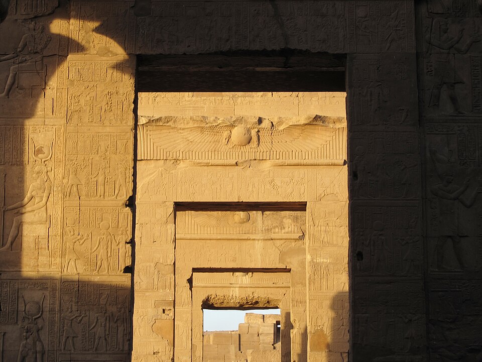 Barco de crucero por el Nilo amarrado en el templo de Kom Ombo