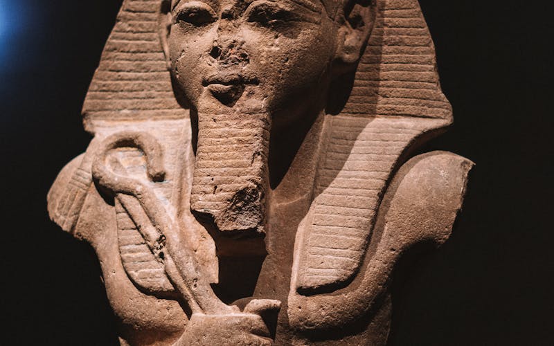 Statue royale en granit rouge
