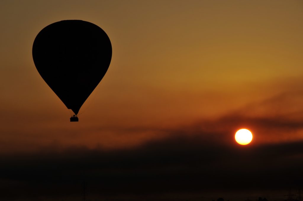 Globo aerostático en vuelo sobre Luxor Egipto