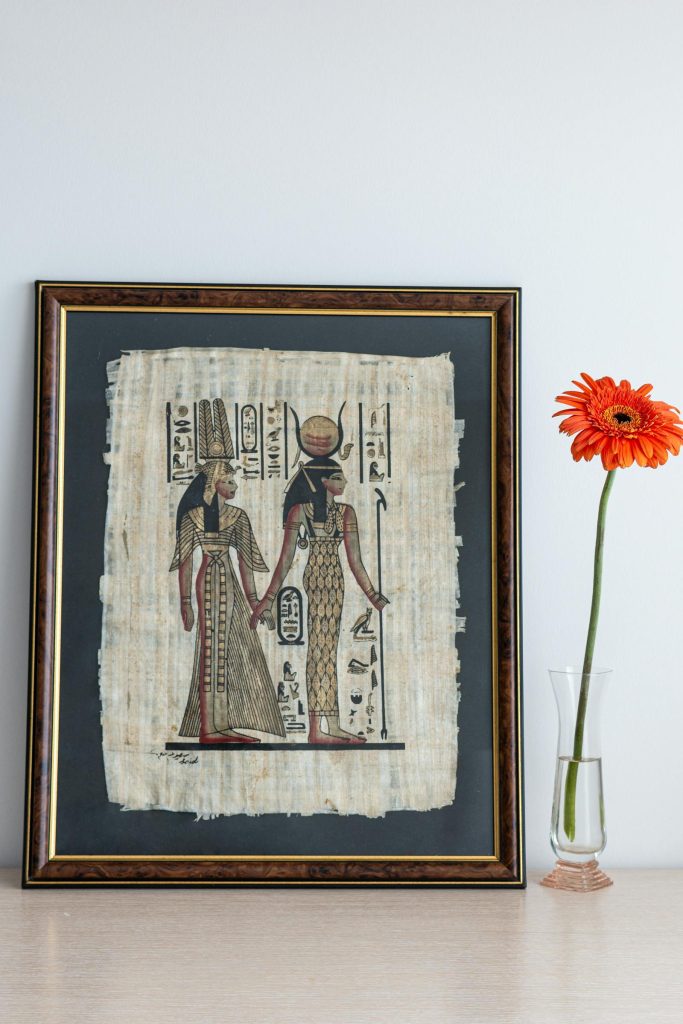 Papyrus egyptien authentique avec peintures de pharaons et hieroglyphes