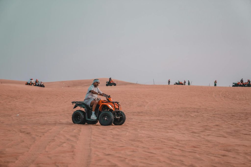 Quad dans le desert de sable a Hurghada Egypte safari