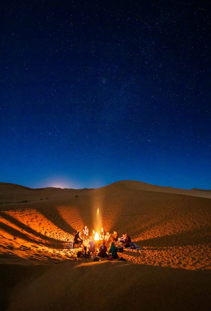 Safari dans le desert egyptien dunes de sable et ciel bleu