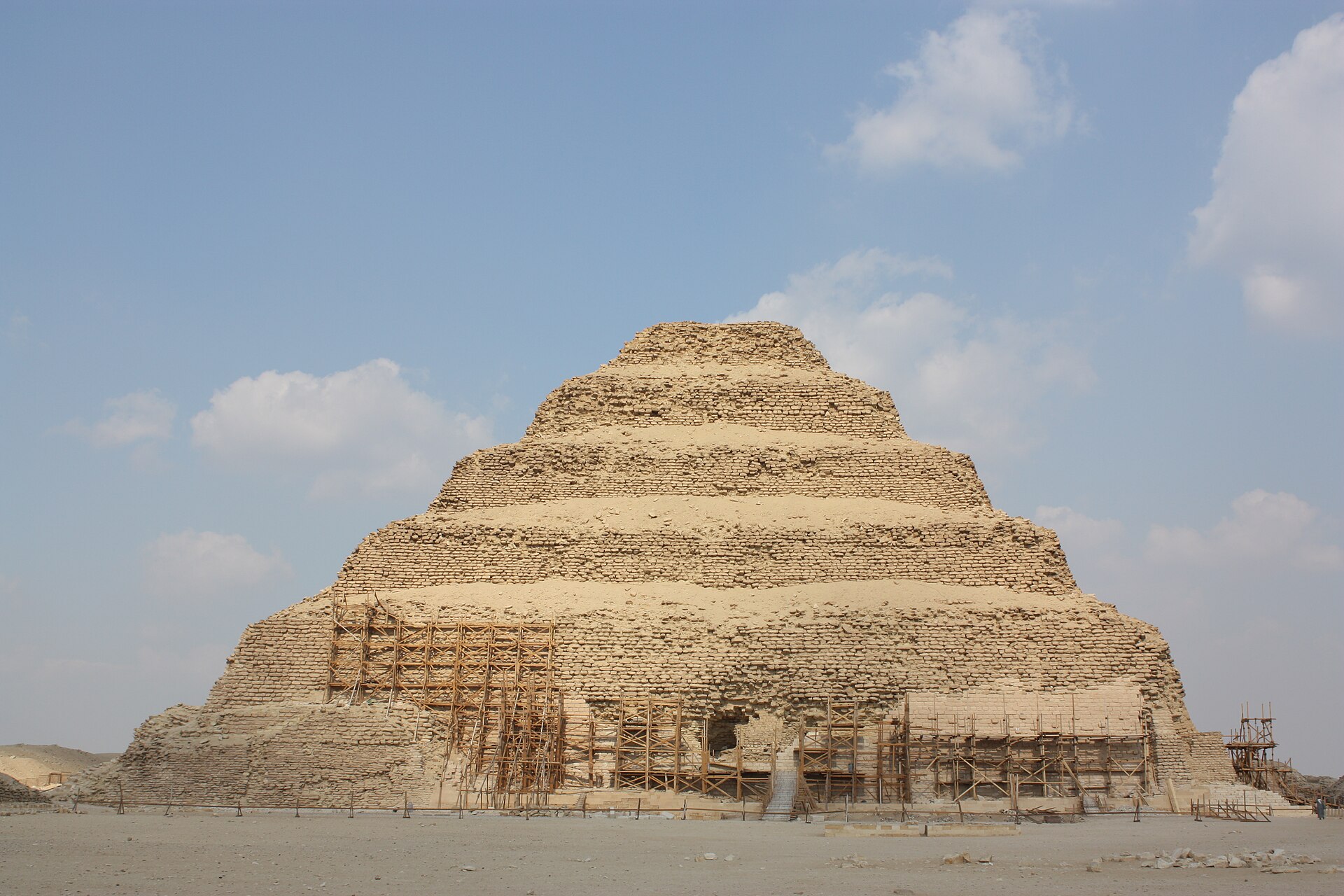 Pirámide escalonada de Zoser en Saqqara, primera pirámide de la humanidad