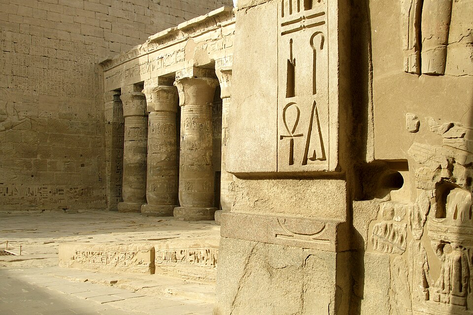 Jeroglíficos grabados en un muro de templo egipcio
