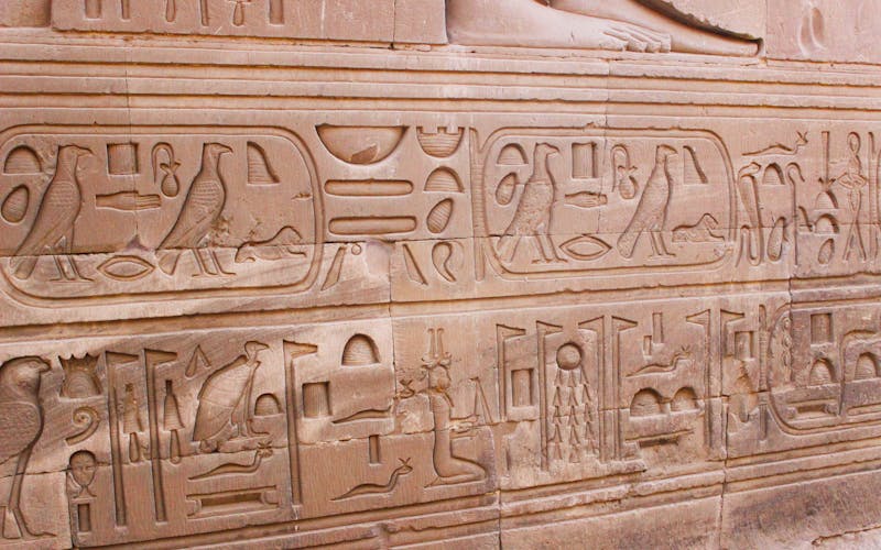 Jeroglíficos grabados en los muros de un templo egipcio