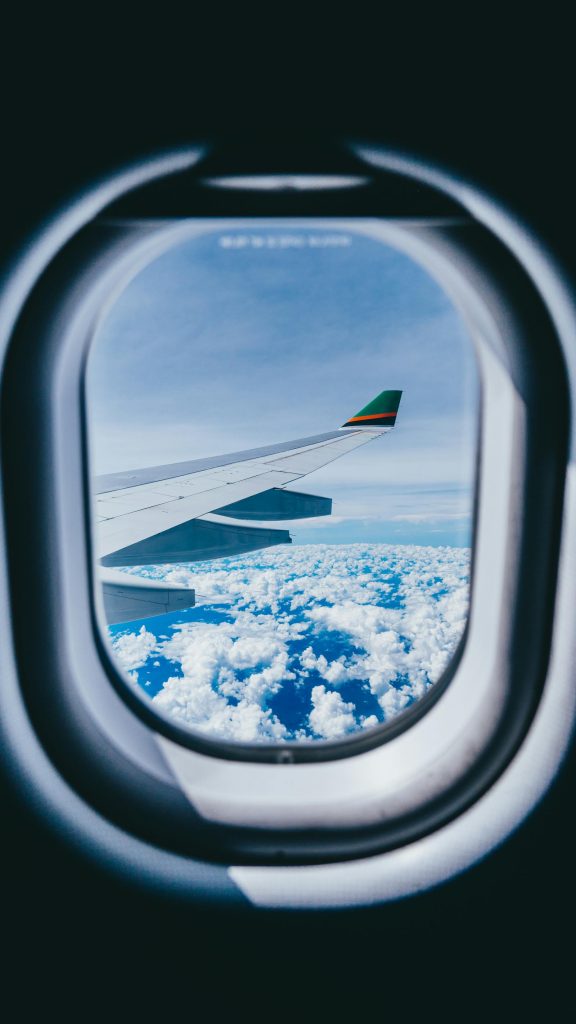 Vue depuis le hublot d'un avion en vol vers Le Caire