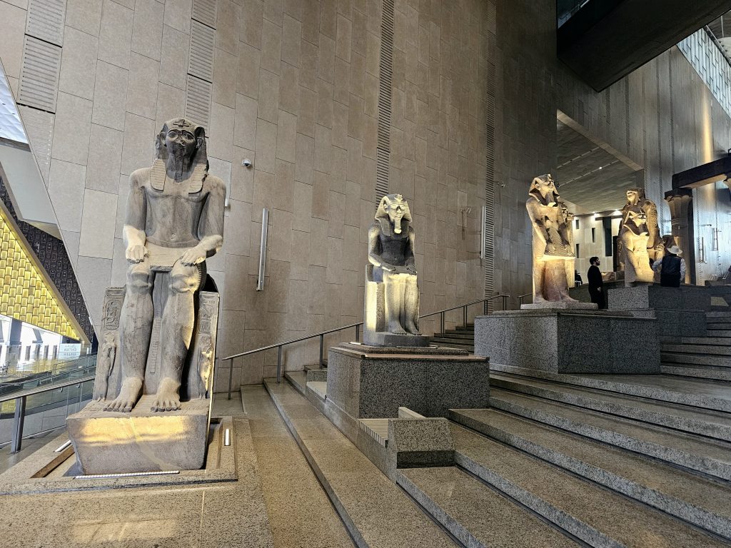 Grand Escalier monumental du GEM avec la statue de Ramsès II en pivot central
