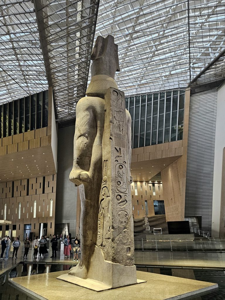 Atrium principal du Grand Musée Égyptien avec toit en verre