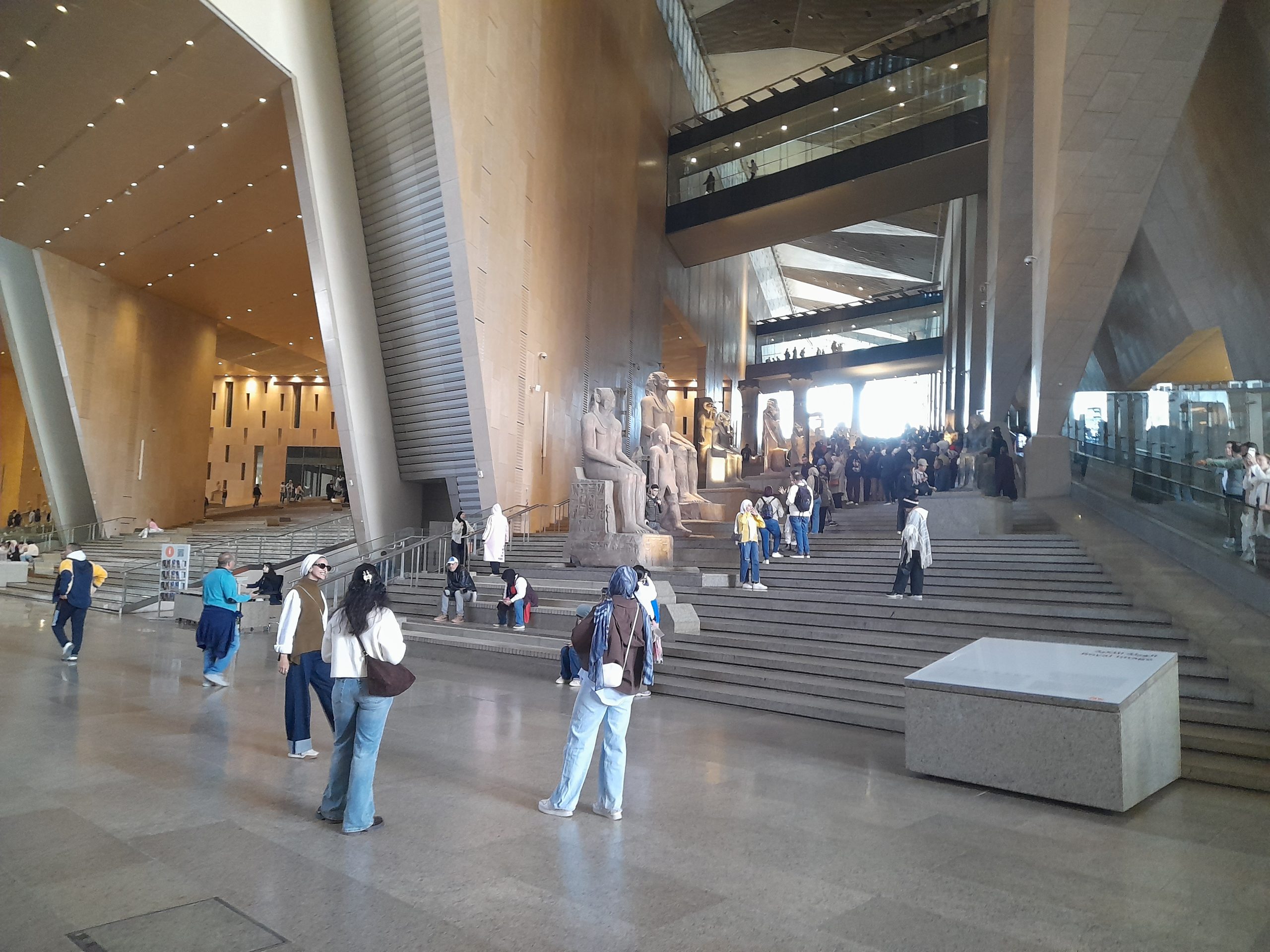 La gran escalera del Gran Museo Egipcio