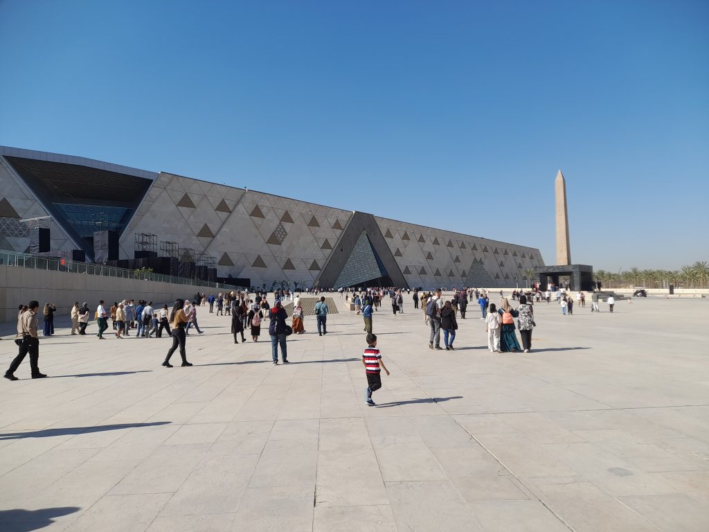 Façade du Grand Musée Égyptien (GEM) du Caire en 2026