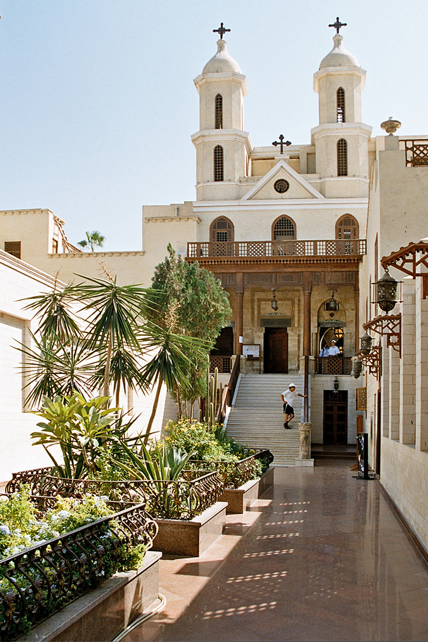 Fachada y patio de acceso de la Iglesia Colgante, Al Muallaqa, en el barrio copto de El Cairo