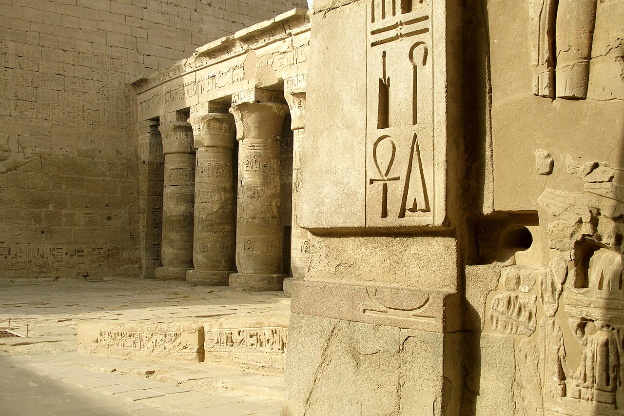 Jeroglíficos tallados en un muro del templo de Ramsés III
