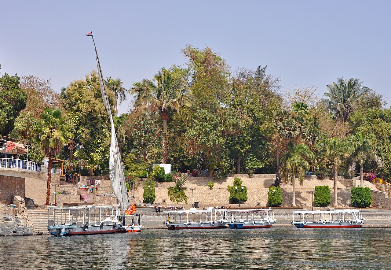 Paisaje desertico con piramide en Egipto