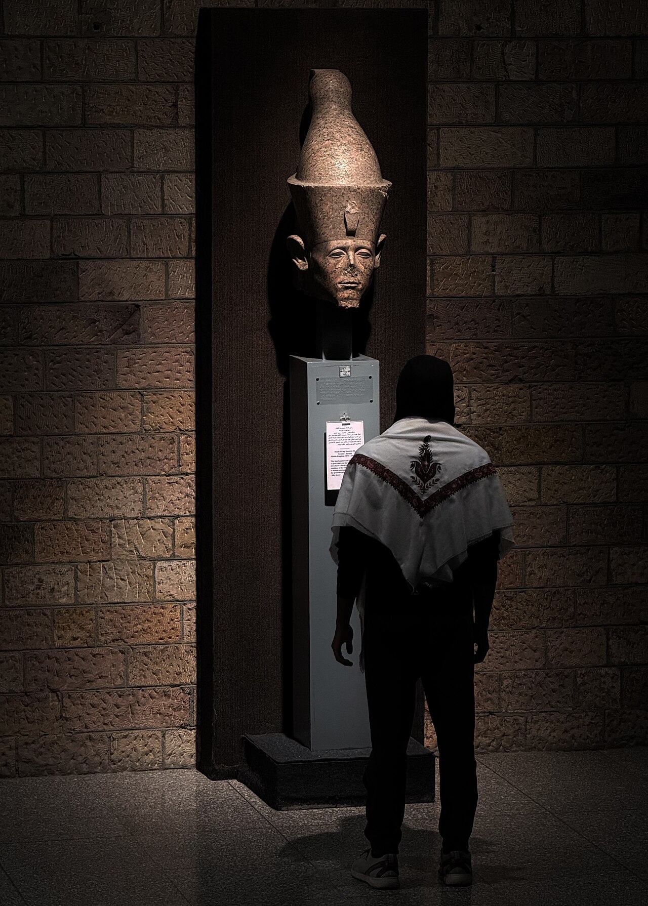 Busto de estatua real egipcia expuesto en el Museo de Luxor