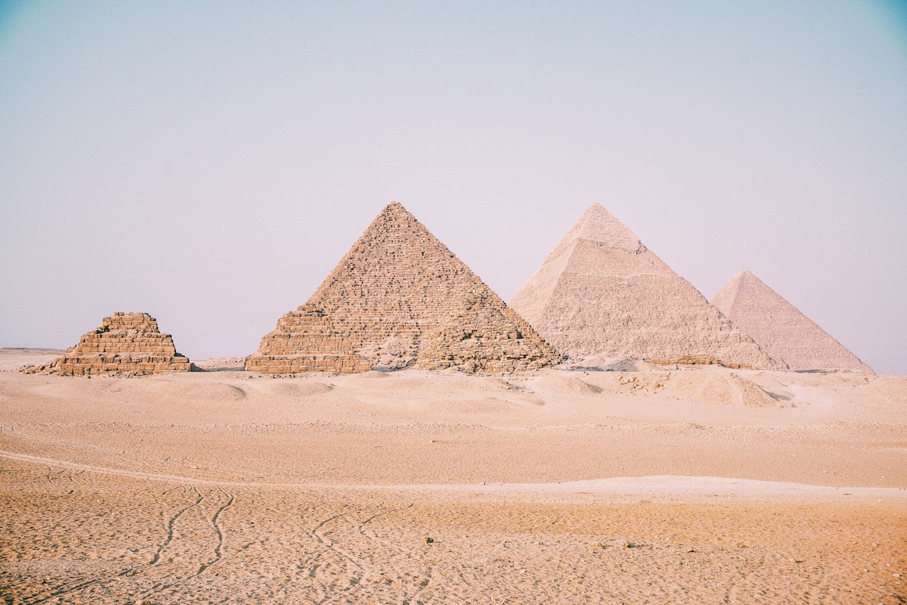 Paisaje del desierto egipcio con piramide