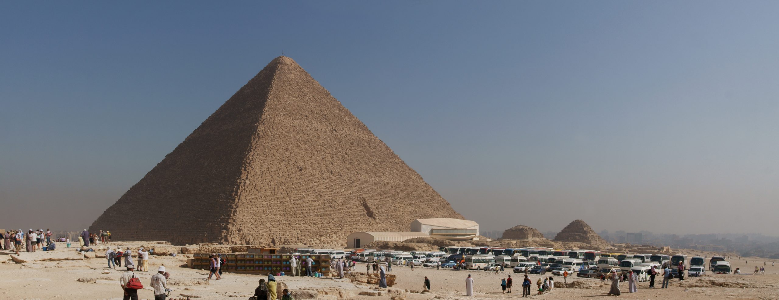Turistas en las pirámides de Guiza en Egipto