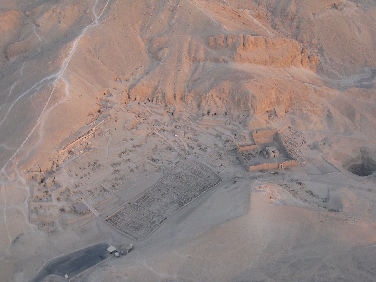 Vista de la orilla oeste de Luxor y Deir el-Medina