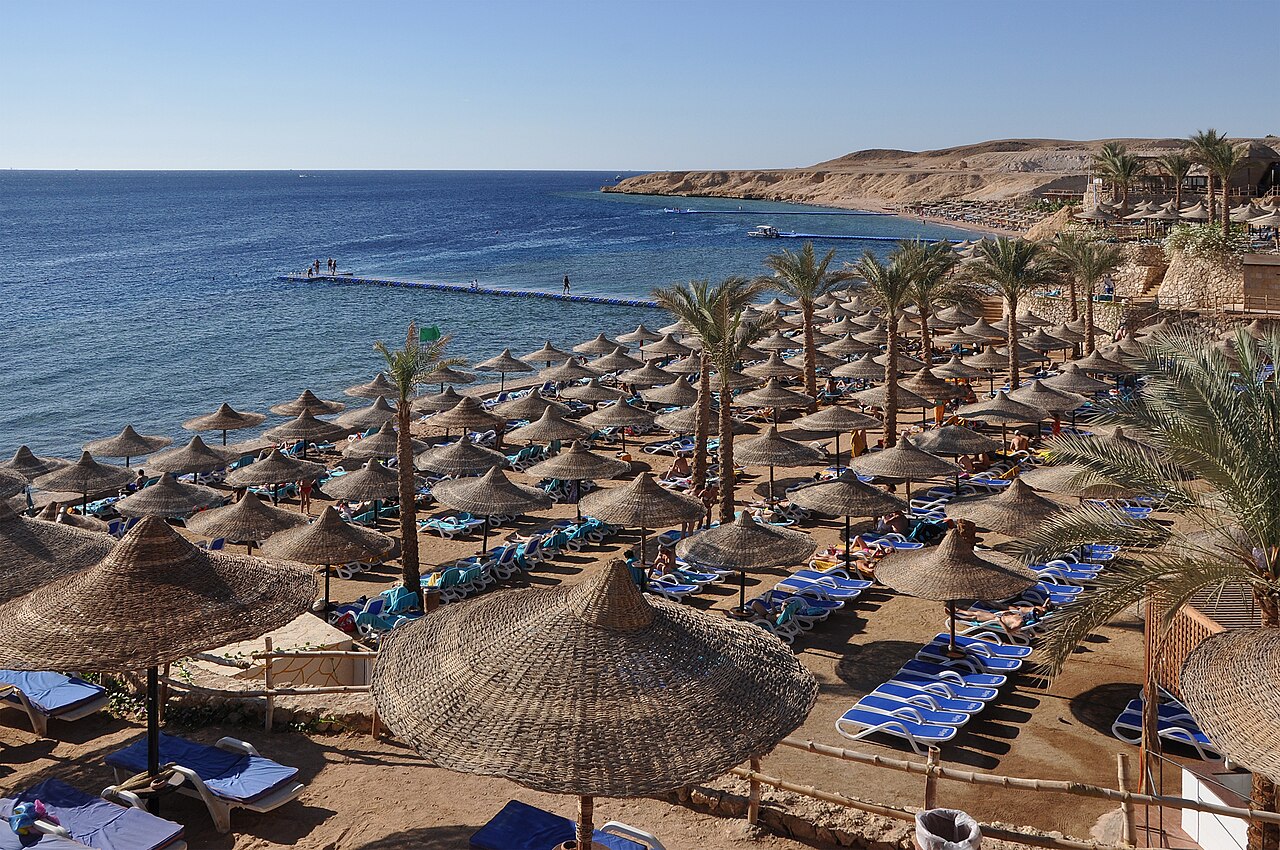 Playa de Sharm el-Sheikh en agosto de 2026 con agua cristalina y arrecifes de coral accesibles