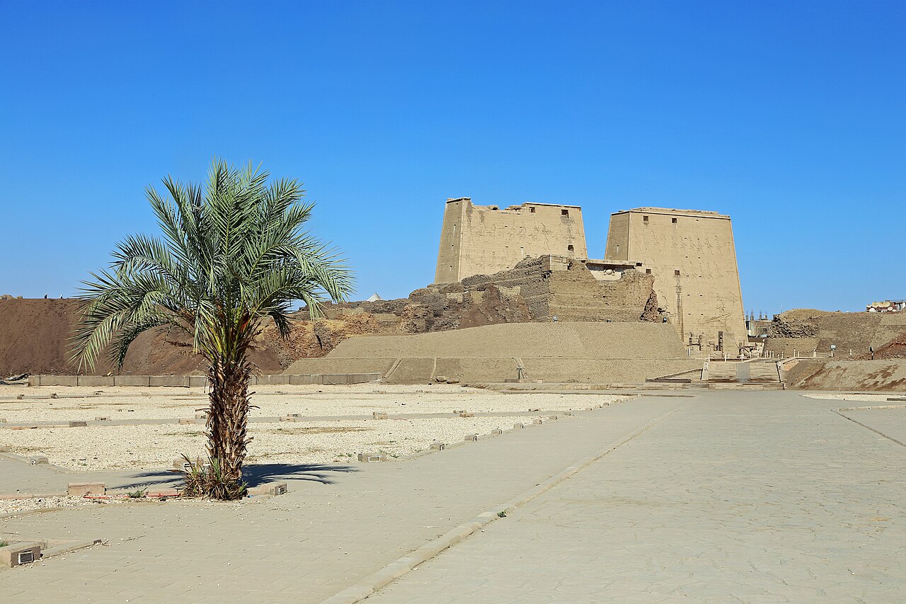 Pilono de 36 metros del templo de Horus en Edfu, el mejor preservado de Egipto