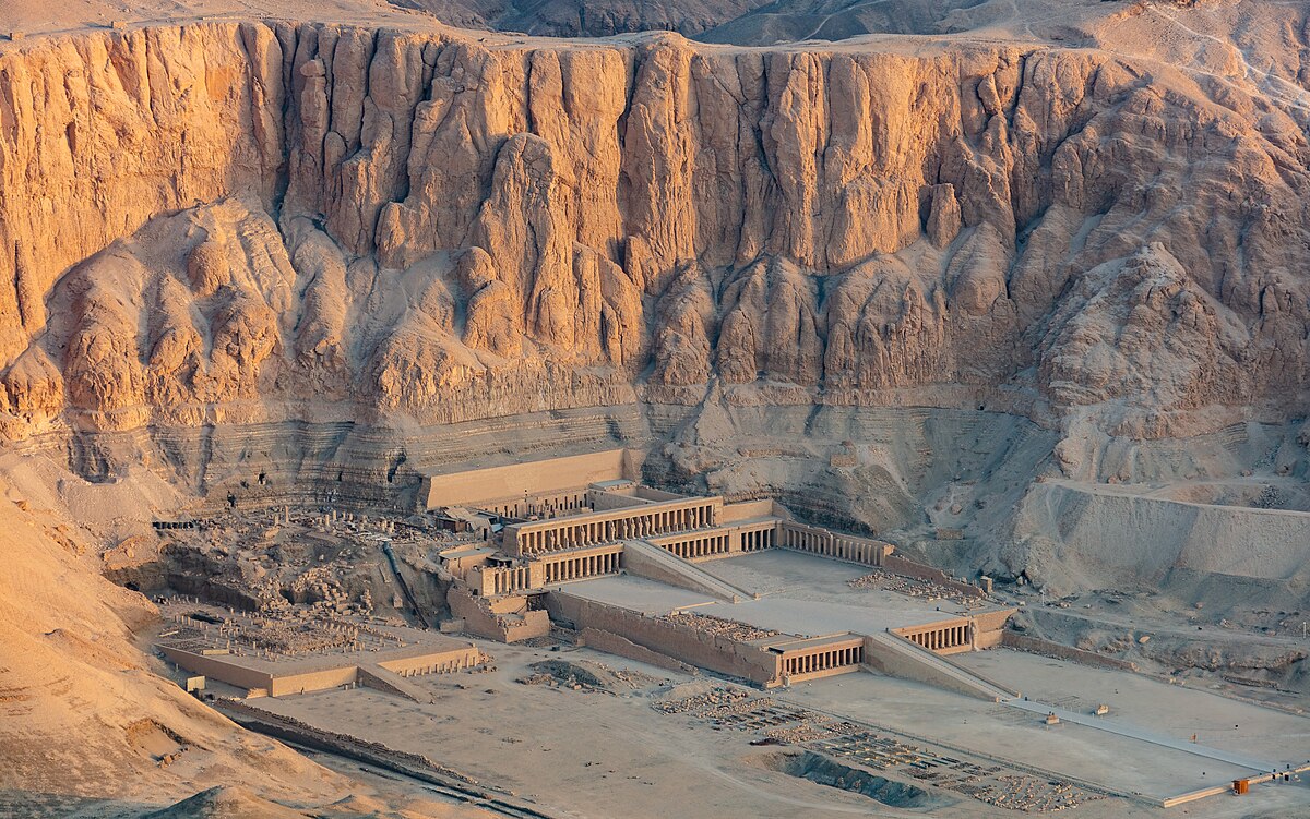 Templo de Hatshepsut en Luxor en noviembre de 2026, luz dorada ideal para la fotografía