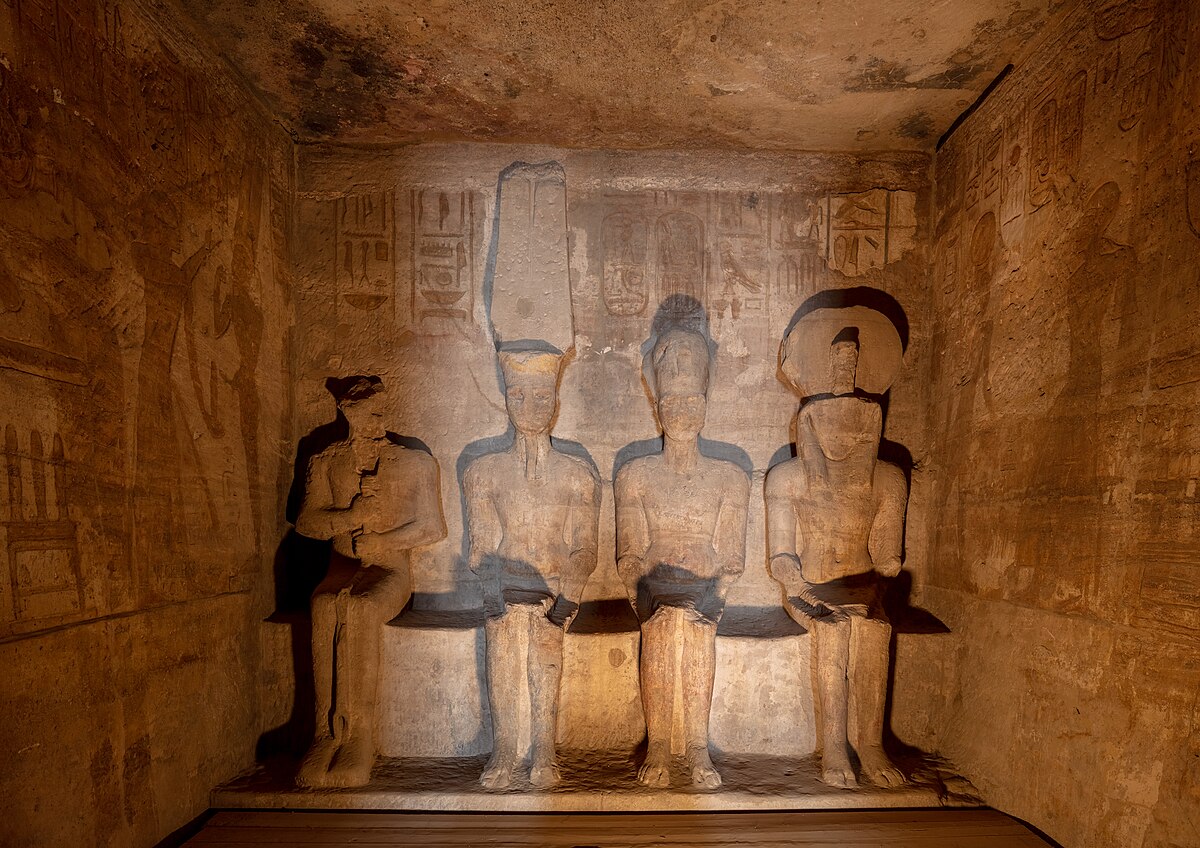 Colosos de Ramses II reconstruidos sobre su colina artificial en Abu Simbel