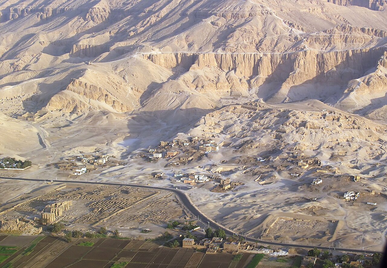 Vista aérea de la necrópolis de los nobles, con tumbas excavadas en la colina de Sheikh Abd el-Qurna, Luxor