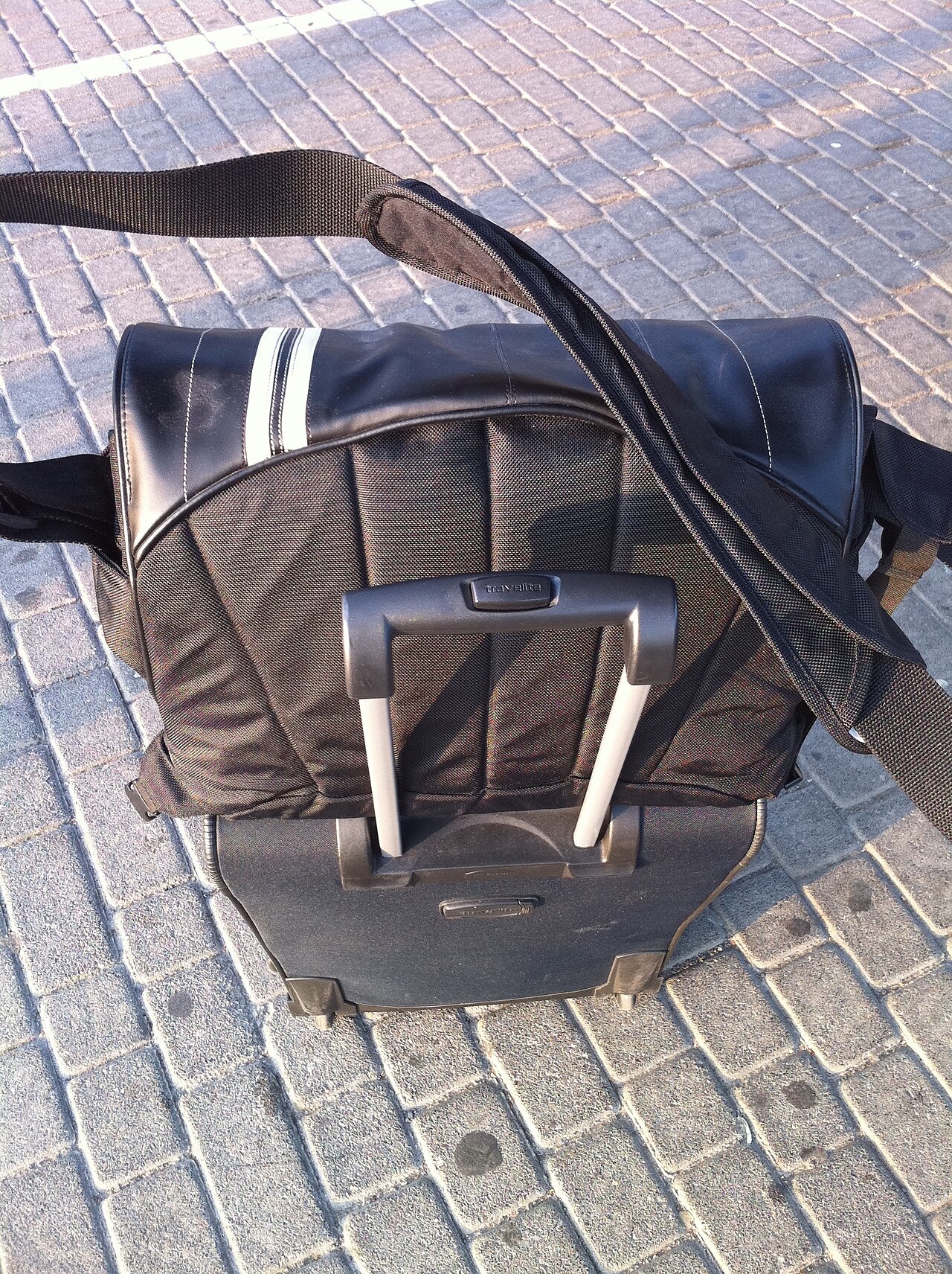 Maleta de viaje en el aeropuerto