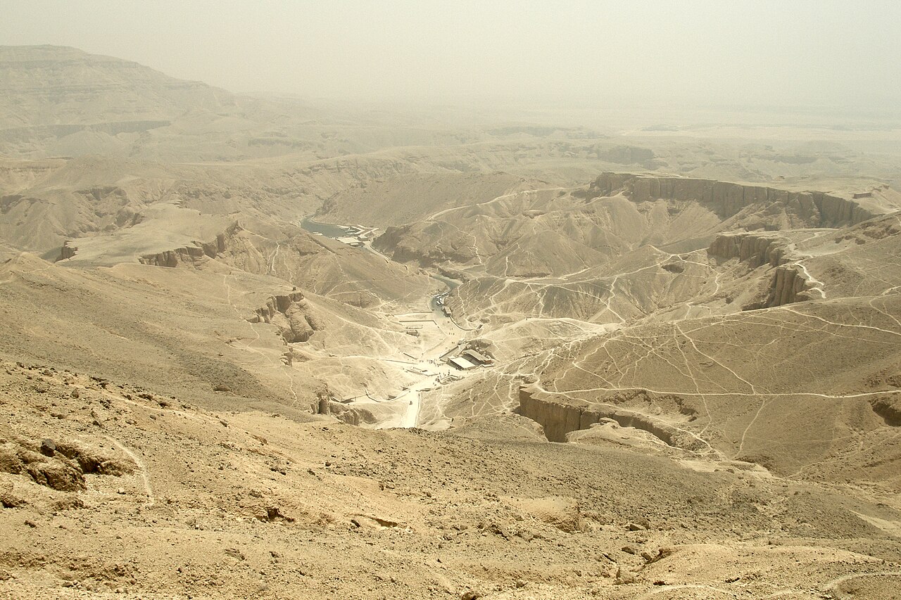 Vista panorámica del Valle de los Reyes en la orilla oeste de Luxor