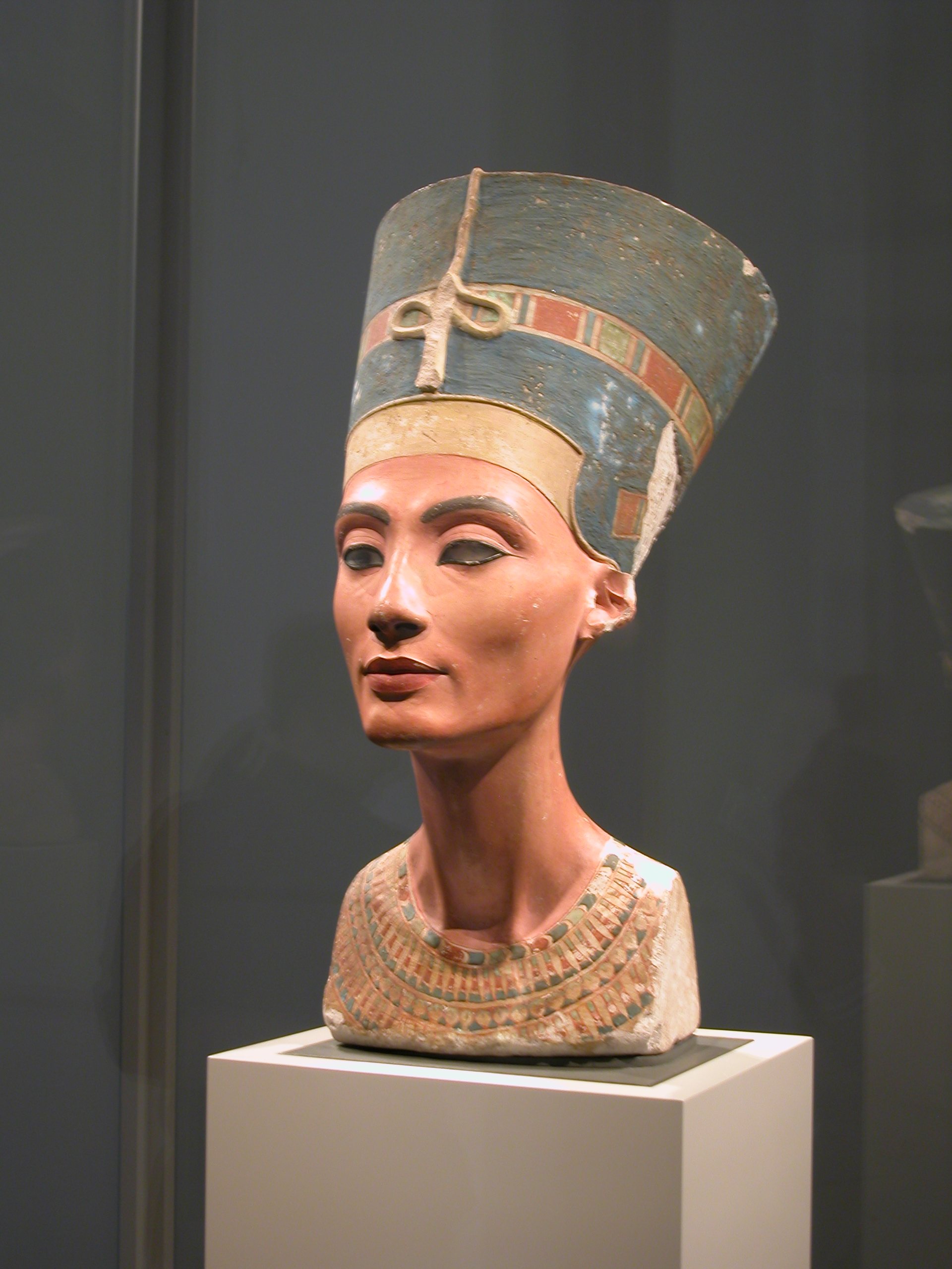 Busto de Nefertiti, esposa de Akhenaton, en el Neues Museum de Berlín (foto: Ywpark2003, CC0)