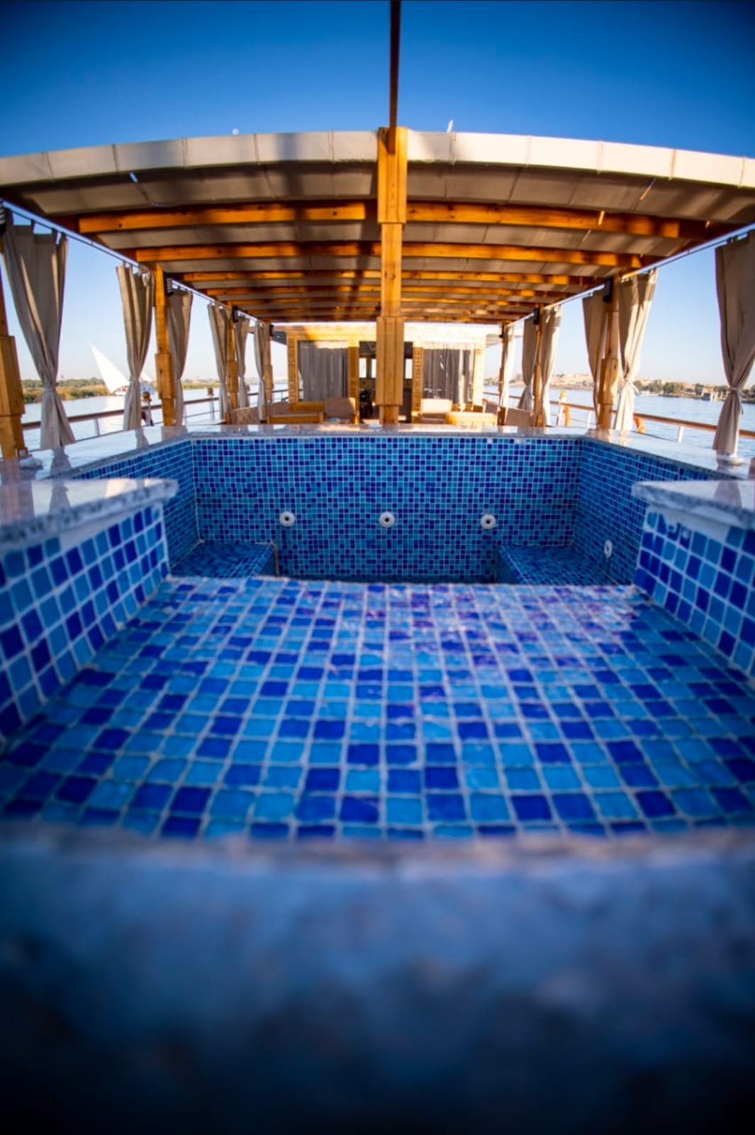 Piscina con mosaico azul en la cubierta de la dahabiya Akhenaton