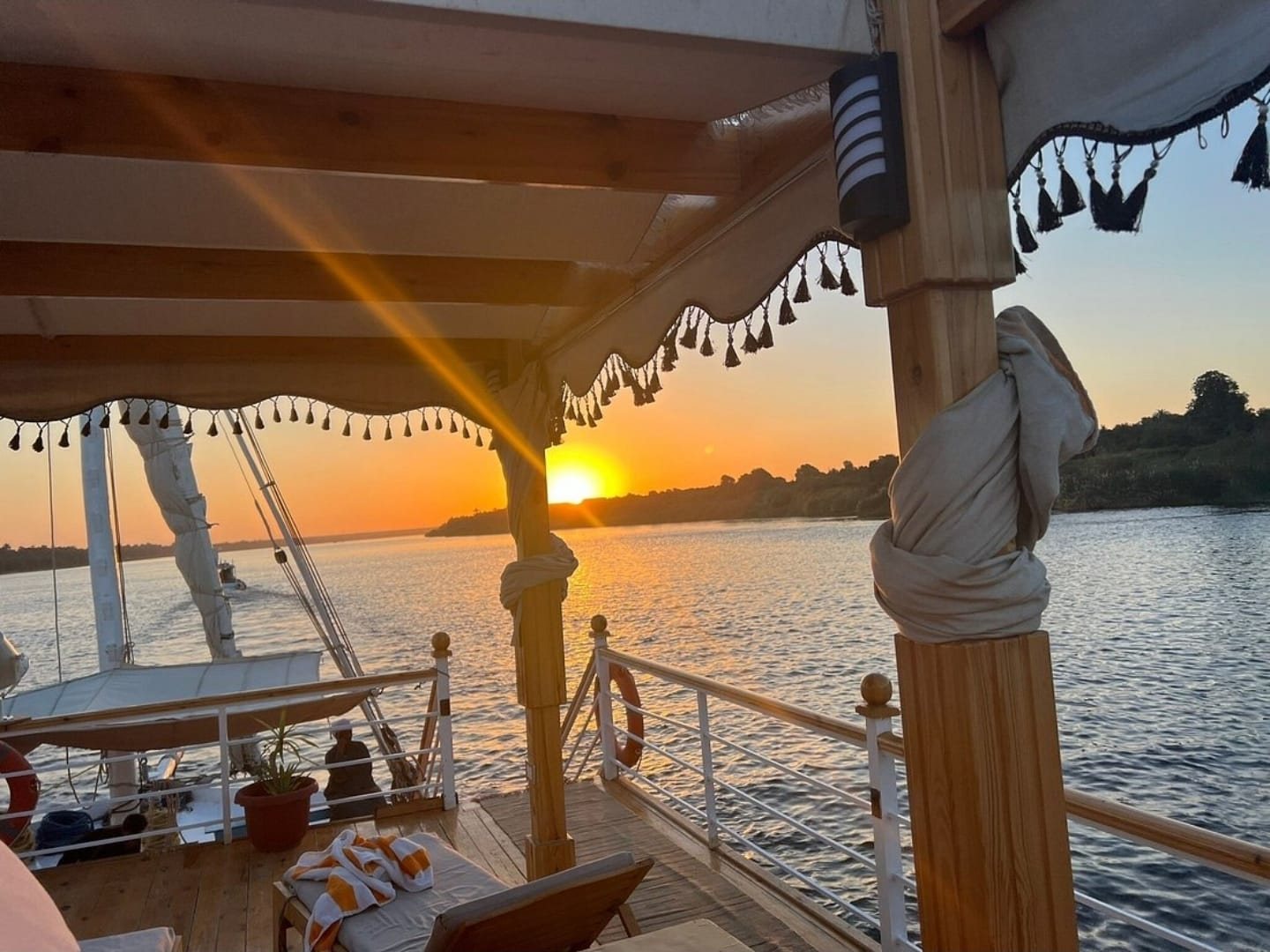 Puesta de sol sobre el Nilo desde la cubierta de la dahabiya Akhenaton